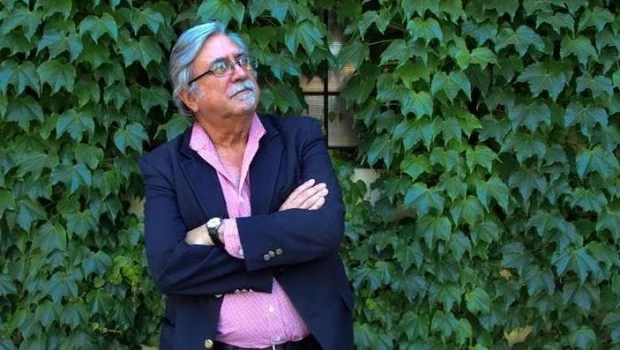 En su última novela, el periodista y escritor Vicente Muleiro dirige dardos contra el periódico donde trabajó.