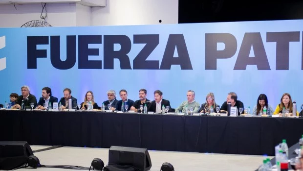 Kicillof se llevó la promesa de los intendentes de militar la campaña contra Milei: “Acá nadie se desmoviliza”