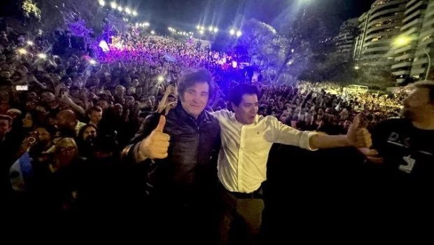 Milei lanzó en Córdoba la campaña para octubre: “Los argentinos no se van a dejar engañar por un chimentero berreta”