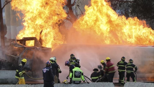 Ya son 25 los muertos por la explosión de un camión de gas en Ciudad de México