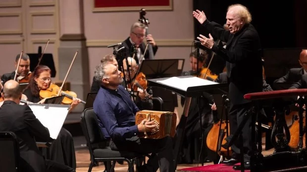 Si bien hubo instrumentos orientales en escena, la Filarmónica qatarí hizo gala de su corte netamente occidental, con la inclusión incluso de un bandoneón.