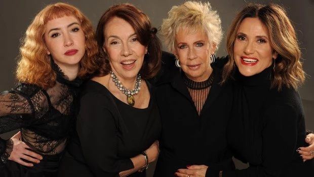 A sus espléndidos ochenta años, Nora Cárpena encarna a una matriarca feroz en ‘Viuda e hijas’. De regreso al teatro, María Valenzuela califica a su personaje como “un bicho raro”.