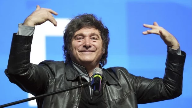 Una encuesta alerta que la imagen positiva de Milei tocó un nuevo piso del 39% 