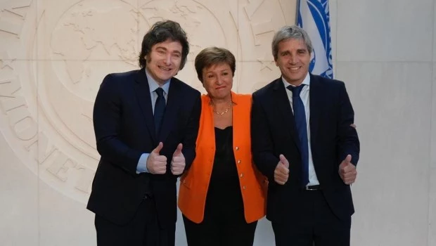 Milei y Caputo se reúnen con el FMI en Nueva York en medio de la tensión cambiaria