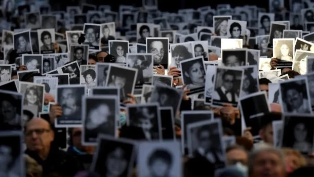 Confirman juicio en ausencia para iraníes prófugos por el atentado a la AMIA