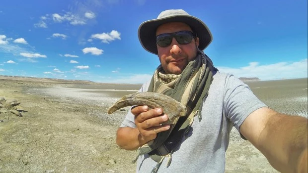 El investigador Marcelo Luna sosteniendo una garra perteneciente a un tipo de dinosaurio llamado megaraptoran en Chubut, Argentina. (Foto, Marcelo Luna vía AP)
