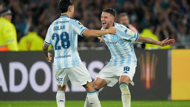 Santiago Solari, del Racing Club de Argentina, a la izquierda, celebra con su compañero Franco Pardo al final del partido