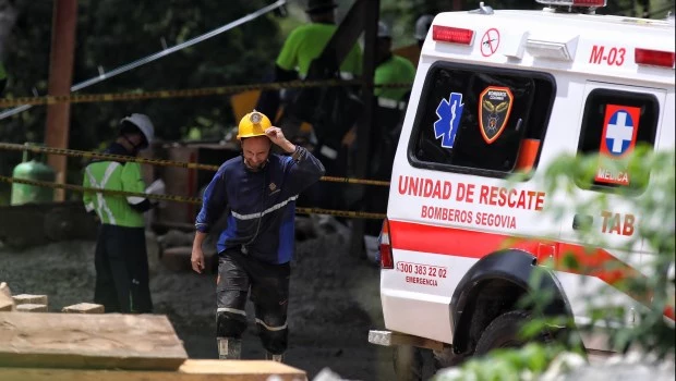 Rescatan con vida a 23 trabajadores de una mina de oro que colapsó en Colombia