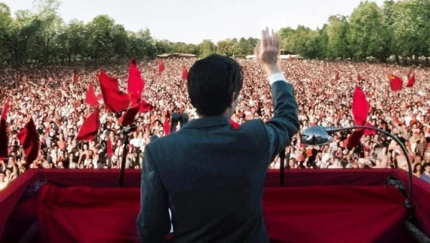 ‘Berlinguer, la gran ambición’ explica una década política en Italia.