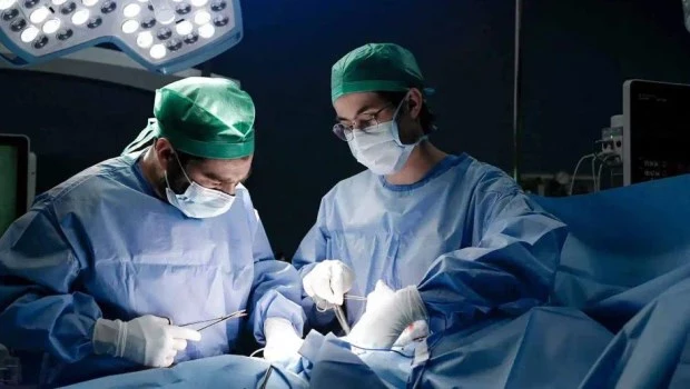 Le dejaron un pedazo de tubo en el cuerpo en una cirugía y la clínica deberá indemnizarlo