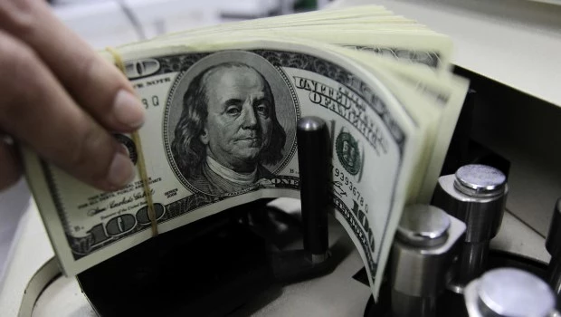 El dólar oficial continúa a la baja y cierra en $1.355