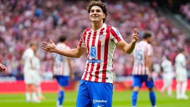 El delantero del Atlético de Madrid Julián Álvarez celebra su gol, cuarto del equipo, durante el partido de LaLiga EA Sports entre el Real Madrid y el Atlético de Madrid. EFE