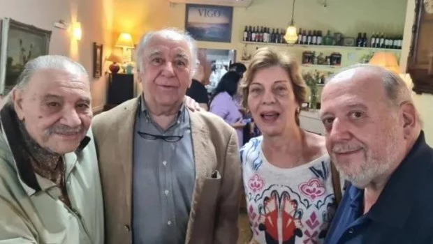Susana Grassi con tres colegas con quienes compartió muchos años en la Sala de Periodistas de la Casa de Gobierno: Roberto Di Sandro, Enrique Llamas de Madariaga y Bernardo Goncalves Borrega (h).
