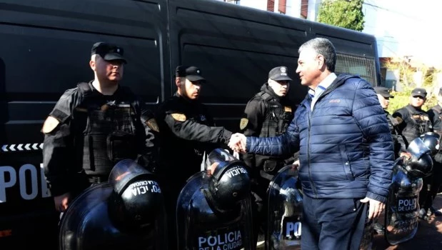 Desalojaron a manteros que vendían de manera ilegal en Parque Saavedra