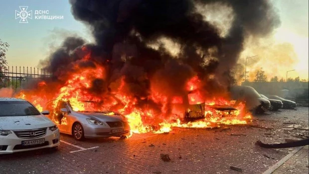 esta fotografía proporcionada por los servicios de emergencia de Ucrania el sábado 20 de septiembre de 2025, se ven autos en llamas después de un ataque ruso en la región de Kiev.