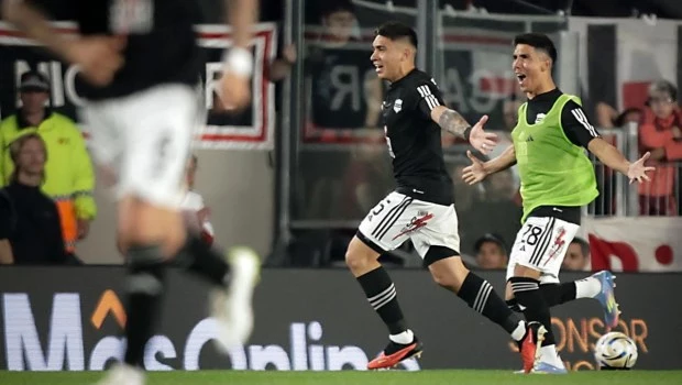 Histórico triunfo de Riestra en el Monumental