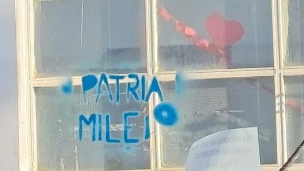 Las calles de Ushuaia amanecieron con carteles en rechazo a la visita de Milei