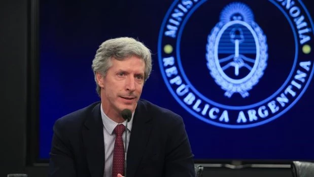 El presidente del Banco Central, Santiago Bausili, explicó que la venta de moneda extranjera debe realizarse en entidades autorizadas.