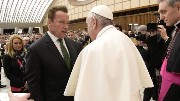 Schwarzenegger hace sonreír al papa León XIV al calificarlo de "héroe" ambientalista