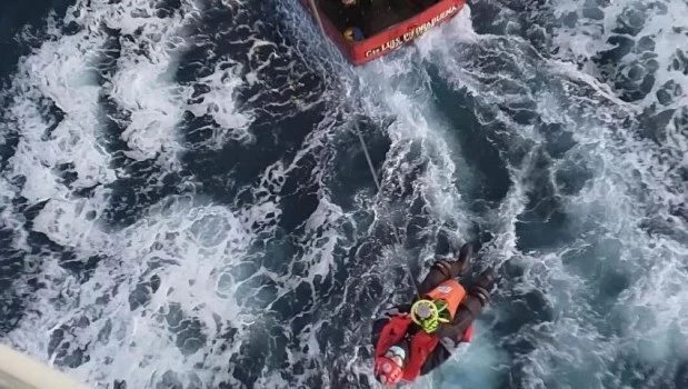 Doble rescate en alta mar: salvaron dos vidas en Viedma y Bahía Blanca