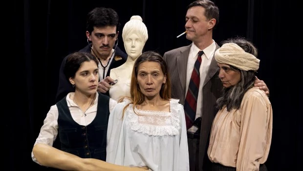 La impronta rioplatense de la puesta se encadena con la vieja escuela del sainete, el grotesco y la comedia costumbrista. Foto: Malu Campello.