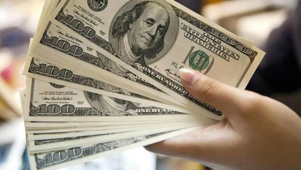 El dólar oficial cerró en $1450, con una suba semanal de 7%