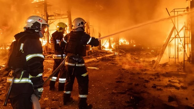 1° de octubre de 2025. Los bomberos abordan el incendio después de un ataque aéreo ruso que azotó el mercado de Barabashovo en Kharkiv, Ucrania.