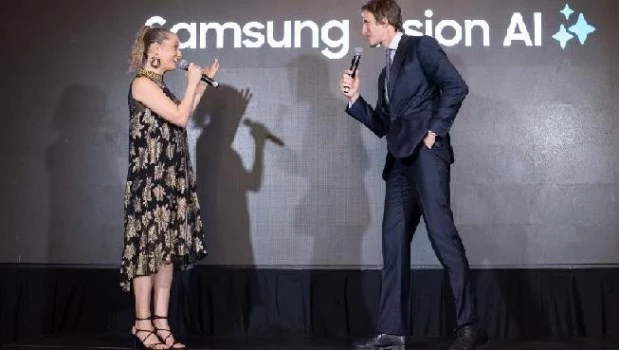 Lucía Goldberg, Sr. Marketing Manager de Samsung Argentina, e Iván de Pineda. Conductor del evento.