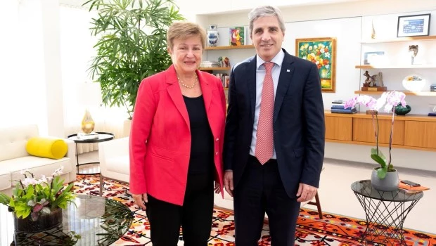 Kristalina Georgieva destacó la reunión con Caputo y dijo que trabajan en “estrecha colaboración”