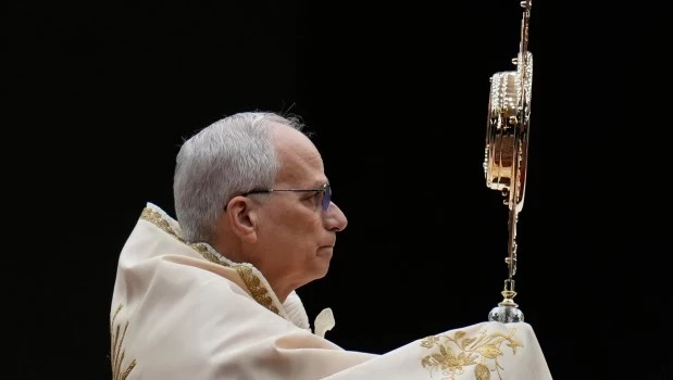 León XIV preside una vigilia del Rosario por la paz en la Plaza de San Pedro 