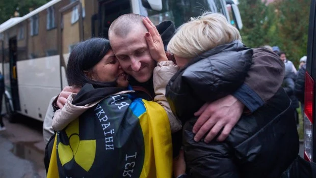 Un soldado regresa del cautiverio ruso abraza a sus familiares durante un intercambio de prisioneros de guerra entre Rusia y Ucrania en la región de Chernyhiv, Ucrania.(1° de octubre de 2025)