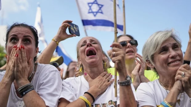 Personas en Israel reaccionan al enterarse de que rehenes israelíes han sido liberados, en la Plaza de los Rehenes en Tel Aviv.. (AP)