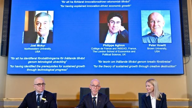 De izquierda a derecha, el profesor John Hassler, Hans Ellegren, secretario permanente de la Academia de Ciencias, y la profesora Kerstin Enflo, anuncian a Joel Mokyr, Philippe Aghion y Peter Howitt