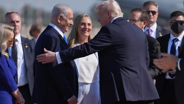 El presidente de Estados Unidos, Donald Trump, saluda al primer ministro israelí, Benjamin Netanyahu. ARCHIVO
