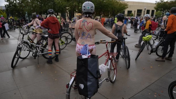 Protestas al desnudo: ciclistas contra la presencia de tropas federales en Portland