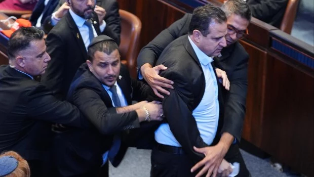 Echaron a un parlamentario que interrumpió el discurso de Trump