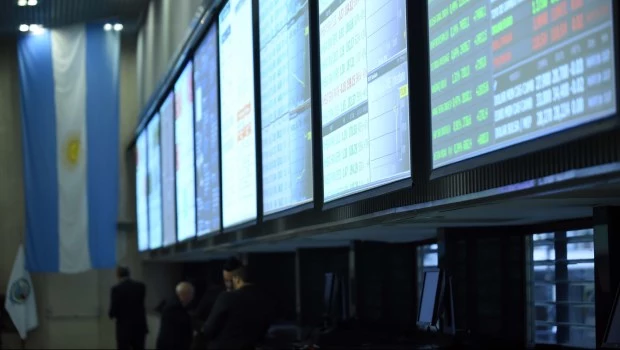 Efecto Bessent: el dólar perforó los 1.400 pesos y volaron las acciones