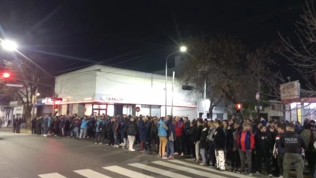 San Lorenzo: Moretti volvió a aparecer en la sede y ante el repudio de los hinchas tuvo que irse escoltado por la Policía