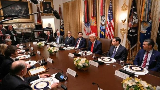 Tras la reunión bilateral, Caputo buscó calmar a los mercados y Werthein anticipó un posible anuncio para este miércoles