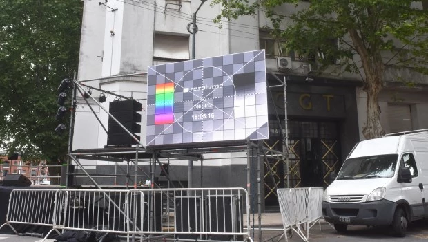 Todo listo en Azopardo e Independencia para el acto con mapping y streaming que desarrollará la CGT.