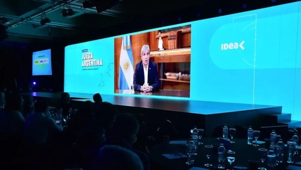 Caputo volvió a rechazar una devaluación para ganar competitividad e insistió con las reformas