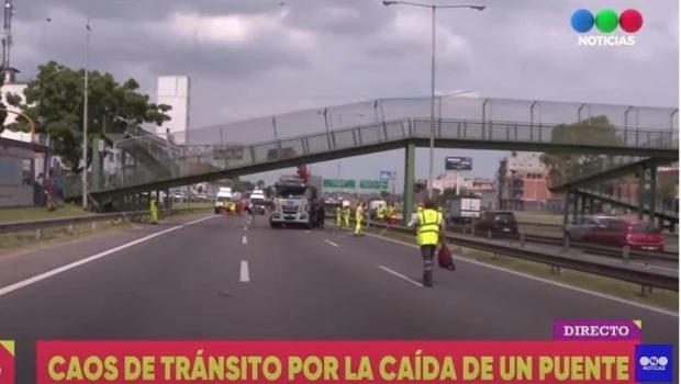 Un camión chocó y provocó el derrumbe de un puente peatonal sobre la avenida General Paz