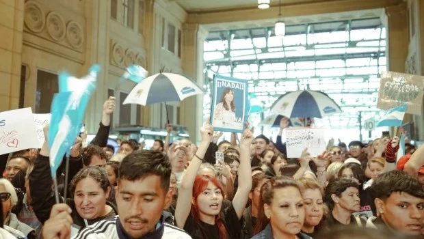 Kicillof se suma a la caravana de la militancia a San José 1111 por el Día de la Lealtad