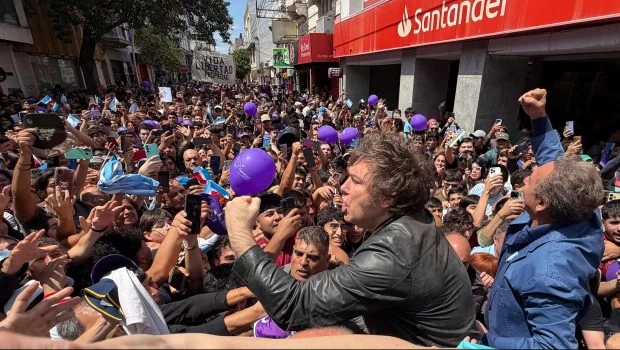 De campaña en Santiago del Estero, Milei criticó a Cristina Kirchner: “La líder de ellos anda con tobillera”