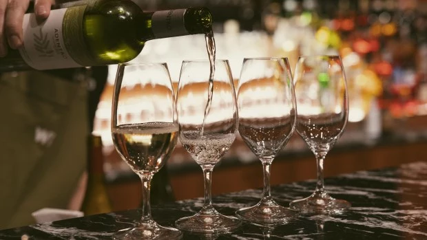 Con el vino como marca registrada 