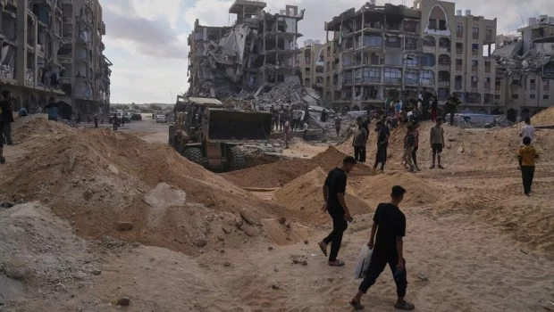 Milicianos palestinos buscan restos de israelíes cautivos en la zona de Jan Yunis, en Gaza.