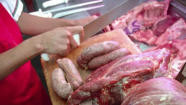 Advierten que la carne sube menos que la inflación por la caída del consumo