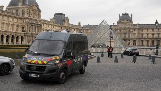 Audaz e insólito robo en el Louvre