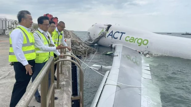 Hong Kong (China), 20/10/2025.- Dos operarios fallecieron este lunes cuando un avión de carga procedente de Dubái se salió de la nueva pista del Aeropuerto Internacional de Hong Kong y colisionó contra un vehículo de servicio antes de caer al mar.
