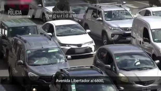 Detuvieron a una pareja que circulaba en un auto robado y con patente cambiada
